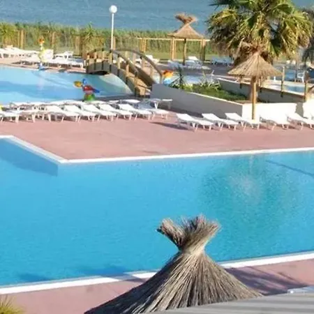 Spacieux Avec Piscine A Lattes