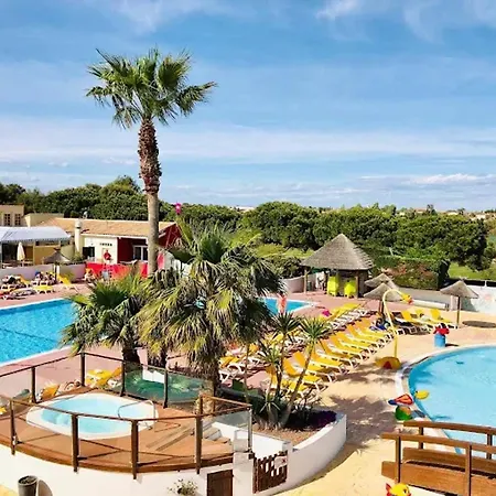 Holiday home Spacieux Avec Piscine A